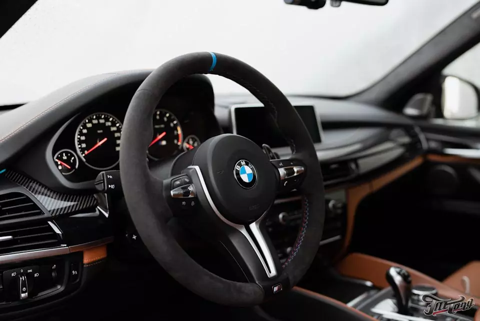 BMW X5M. Перетяжка обода руля в алькантару, с М строчкой и нулевой отметкой из кожи!